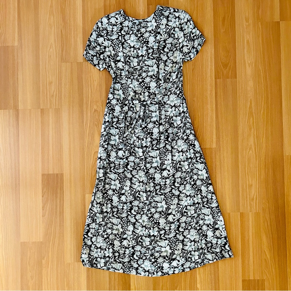 Vintage 90s flowy fit and flare v-neck maxi dress with black and white flowers